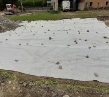 Le géotextile étendu avant étalement du recyclé béton pour la zone de parking devant la maison.