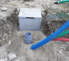 Garage : l'évacuation des eaux usées est en place. Le regard est placé juste au-dessus des gaines pour profiter de la tranchée qui était déjà ouverte.