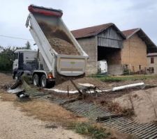 Livraison du recyclé béton sur la 2ème moitié du chemin d'accès. Dans la précipitation des travaux, nous avons oublié de mettre le géotextile sur la 1ère moitié du chemin avant qu'il ne vienne déverser le recyclé dessus.