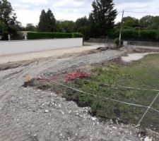 Le recyclé béton étalé sur le chemin d'accès, avant compactage.
