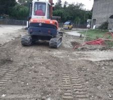 Étalement du recyclé béton sur le chemin d'accès, et on le travaille bien pour qu'il soit plus plus plat possible.