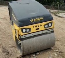 Compactage du recyclé béton sur le chemin d'accès : glissade et chute du rouleau compresseur d'une falaise de seulement une 10aine de cm de haut.
Ça suffit pour faire des sensations et me faire abandonner le navire en marche. Il y a cependant une sécurité : si personne n'est sur le siège, il s'arrête.