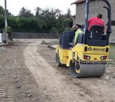 Compactage du recyclé béton sur le chemin d'accès. Sur les bordures on ne voit pas bien où on est.