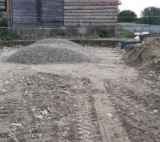 Livraison des galets roulés 20/40 pour faire le hérisson sous le radier du garage.
Je voulais du 20/40, mais je n'aurais pas du prendre des galets roulés, cela ne semble pas adapté, ça bouge trop. Tant pis, on fera avec.