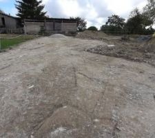 Fin du compactage du recyclé béton sur la zone de parking devant la maison. On peut désormais sans problème y rouler dessus en voiture.