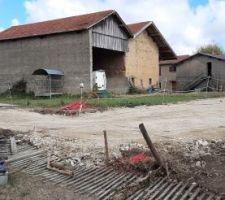Fin du compactage du recyclé béton sur la zone de parking devant la maison. On peut désormais sans problème y rouler dessus en voiture. Même si c'est en draisienne qu'il sera inauguré.