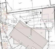 Puits climatique : changement de plan à la dernière minute, en raison du manque de temps. Le recyclé béton sur l'avant de la maison va bientôt être livré. On doit raccourcir.
En pointillé, l'ancien tracé qui a été abandonné. En rouge le raccourci. On a perdu 13m de longueur, mais on a gagné 1/2 journée de travaux.