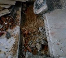 L'emplacement de la cloison laisse apparaître qu'il n'y a pas de dalle! Une simple chape sous le vieux carrelage! Les travaux vont être plus long que prévus...