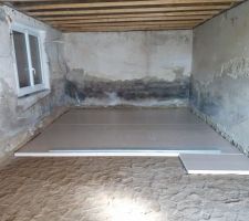 Apr&egrave;s le lit de sable bien tass&eacute;, mise en place du polystyr&egrave;ne (8 cm) pour isoler la dalle du sol.