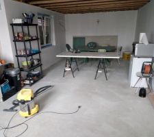 État actuel de la pièce qui attend le sol (le plafond est réalisé à présent en lambris PVC)