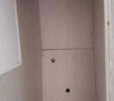 Placo en cours, le plafond des WC du RDC à été rabaissé du coup on perd en hauteur sous plafond