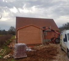 Tuiles poser pour la partie maison et garage malgré qu'il manque les faitages pour le garage