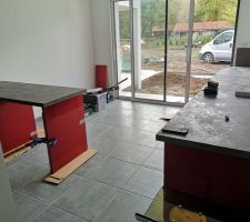 El&eacute;ments du bureau en cours d'installation