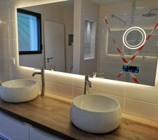 Salle d'eau de la suite parentale : meuble et vasque installés