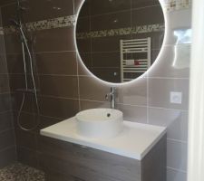 Salle d'eau d'une des chambre de l'&eacute;tage