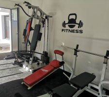 Installation d'une petite salle de sport dans une partie du garage