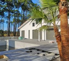 Vue façade sud : la terrasse n'est pas encore terminée, ni la piscine. Nous avons planté un palmier washingtonia.