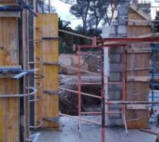 El&eacute;vation des murs: 20/01/21: Coffrage poteaux entr&eacute;e