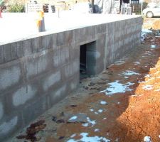 La trappe d'acc&egrave;s du vide sanitaire (vue de loin)