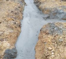 Résultat après 4 toupies de gros béton, et un peu d'eau ajoutée dans la toupie par les maçons. Au vue des flaques d'eau (il a encore plu aujourd'hui, comme prévu), ça ne semble pas vraiment de niveau.