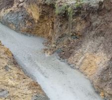 Avec la pluie, la terre ne tient plus et glisse dans le béton. Dommage, notre notice prévoyait pourtant un "DECAPAGE DE LA TERRE VEGETALE A L'EMPLACEMENT DE LA CONSTRUCTION AVEC AISANCE D'UN METRE EN PERIPHERIE DU BATIMENT[...]"