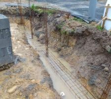 Dommage, la notice prévoyait un "DECAPAGE DE LA TERRE VEGETALE A L'EMPLACEMENT DE LA CONSTRUCTION
AVEC AISANCE D'UN METRE EN PERIPHERIE DU BATIMENT [...]". Sans doute pour éviter qu'elles ne tombent dans la fouille ?