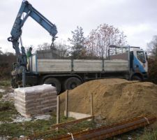 Livraison des premiers parpaings!