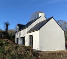 Maison enduit terminé. Les gouttières seront bientôt posées