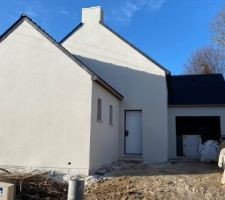 Enduit terminé et portes et fenêtres installées