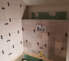 Début carrelage salle de bain/couloir/chambre parentale