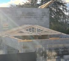 Début de charpente sur le garage, fermettes tradi, avec un beau rayon de soleil