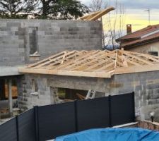 Début de charpente sur le garage, fermettes tradi, avec un beau rayon de soleil