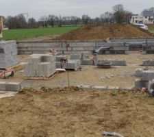 Le vide sanitaire commence à s'élever. ça prend forme et rien à dire pour le moment.