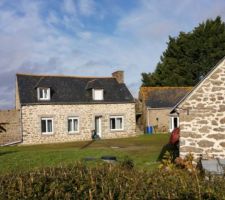 Photo de la maison de jour et de ses annexes (appenti, garage,maison et ruine)