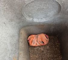 Un regard, on n'est pas censé voir une canalisation? Un branchement, d'où les pre-trous? Au lieu de ça on voit la gaine d'électricité, qu est ce qu'elle fait là ?