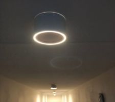 Spots non encastrable avec gestion ambiance. La en mode anneaux allumé dans le fond en mode 100%