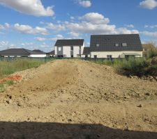 Objectif : étaler l'excédent de terre du terrassement pour mettre le terrain à niveau