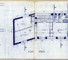 Plan historique de la maison avec une vue des espaces en haut.