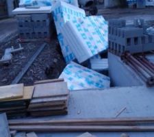 25/01/2021 &ccedil;a sent le plancher de l'&eacute;tage - toujours autant de pr&eacute;caution pour la livraison des entrevous en polystyrene...