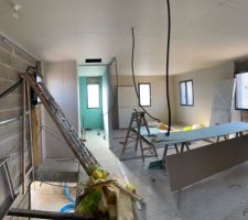 La salle de bain de l?étage est faite