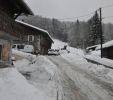 Il a bien fallu monter jusque l&agrave;-haut ! On est all&eacute; chercher le camion des ma&ccedil;on avec a mini-pelle. M&ecirc;me les chenilles patinent dans la neige.