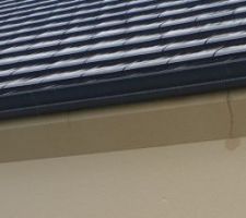 Après 4 ans ou les problèmes se sont multipliées, en voici un nouveau.
J'ai des fuites au niveau des gouttières, J'ai vérifié les gouttières a priori cela ne vient pas de là mais directement de sous la toiture.
Le constructeur MAISONS DE PARIS AISNE m'indique qu'il ne peut rien faire.