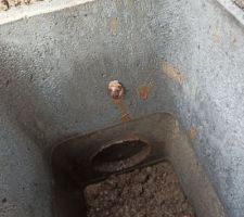 C'est une blague !!! Les regards dans l'allée, qui sont vides, excepté la gaine Télécom dans l'un et la gaine électrique dans l'autre...
Ils ont Coupés les gaines??? Et je fais comment pour le reste du chemin jusqu'à la maison ???? ?? (rires nerveux)