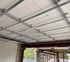 Pose des rails pour le faux plafond