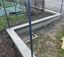 Muret simple avec grillage , avec accord de la mairie  fait par un professionnel