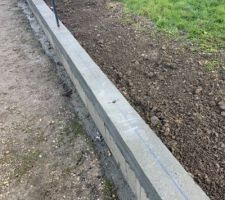 Muret simple avec grillage , avec accord de la mairie  fait par un professionnel