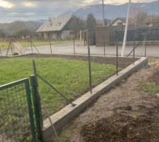 Muret simple avec grillage , avec accord de la mairie  fait par un professionnel