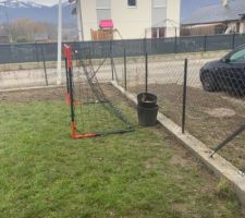 Muret simple avec grillage , avec accord de la mairie  fait par un professionnel