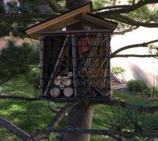 Petit hôtel à insectes fabriqué avec de là recup