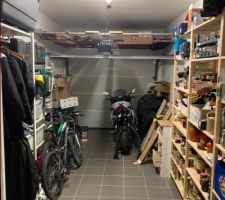 Le garage
Nous l?avons isolé avec des plaque de placo de doublage collé directement sur le mur, pour le plafond nous avons fixé des rails sur la charpente puis fixé des plaques de placo et isolé avec de laine de verre. Nous avons fait une trappe pour avoir accès aux combles